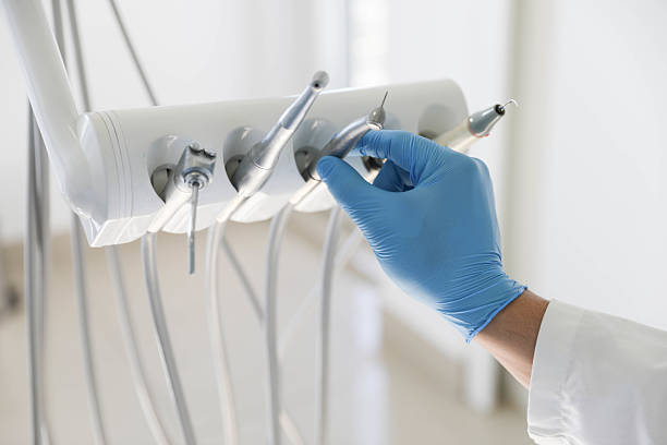 Professional Tooth Extraction technician working in Meadow Oaks, FL